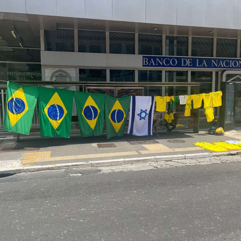 Manifestação a favor de Bolsonaro vende bandeiras do Brasil e de Israel 