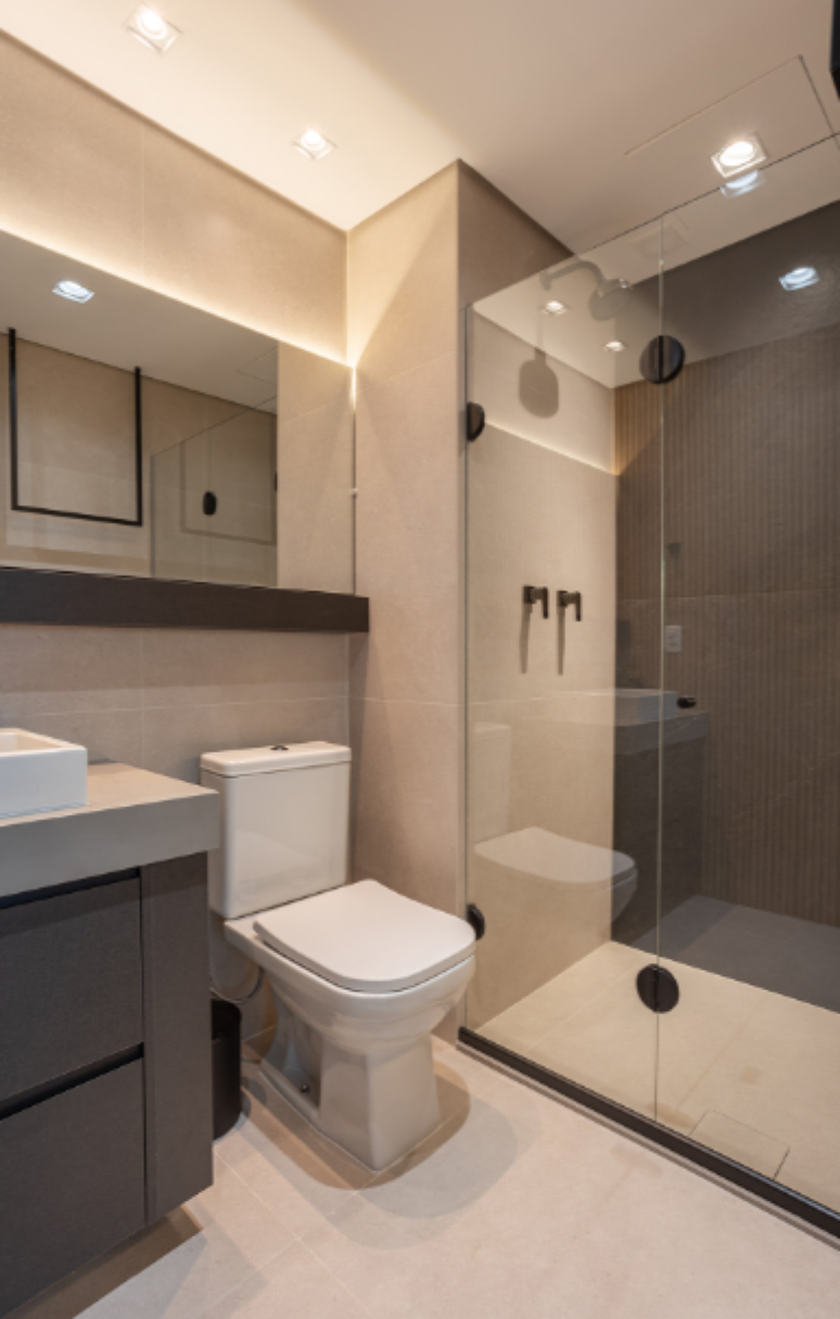 8. Box para banheiro: escolha um box que harmonize com os azulejos e móveis do banheiro – Projeto: Rafaella Grasnoff – Loft 7 Arquitetura | Foto: @thiagoedam.mol
