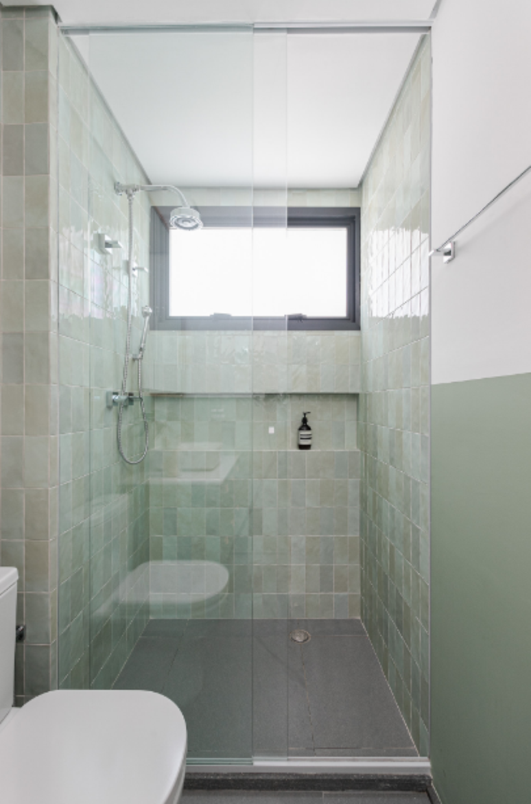28. Box para banheiro: décor minimalista neste ambiente com portas de correr no box – Projeto: Duda Senna Arquitetura | Foto: Gisele Rampazzo