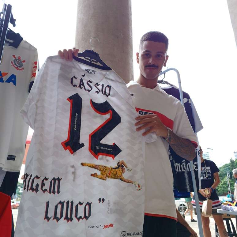 Gabriel mostra camisa que pintou com imagem do goleiro Cássio. 