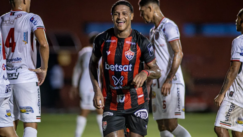 Rodrigo Andrade comemora gol diante do Atlético de Alagoinhas 