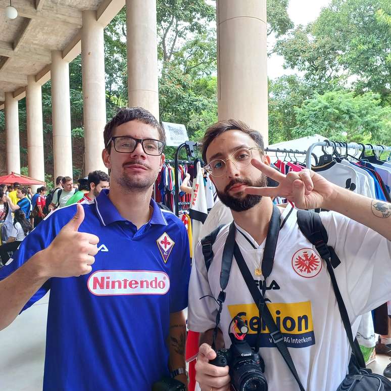 Gabriel (camisa branca) e Victor (camisa roxa) com seu equipamento de gravação durante o encontro de colecionadores. (