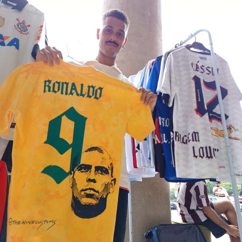 Gabriel mostra camisa que pintou com rosto de Ronaldo Fenômeno. 