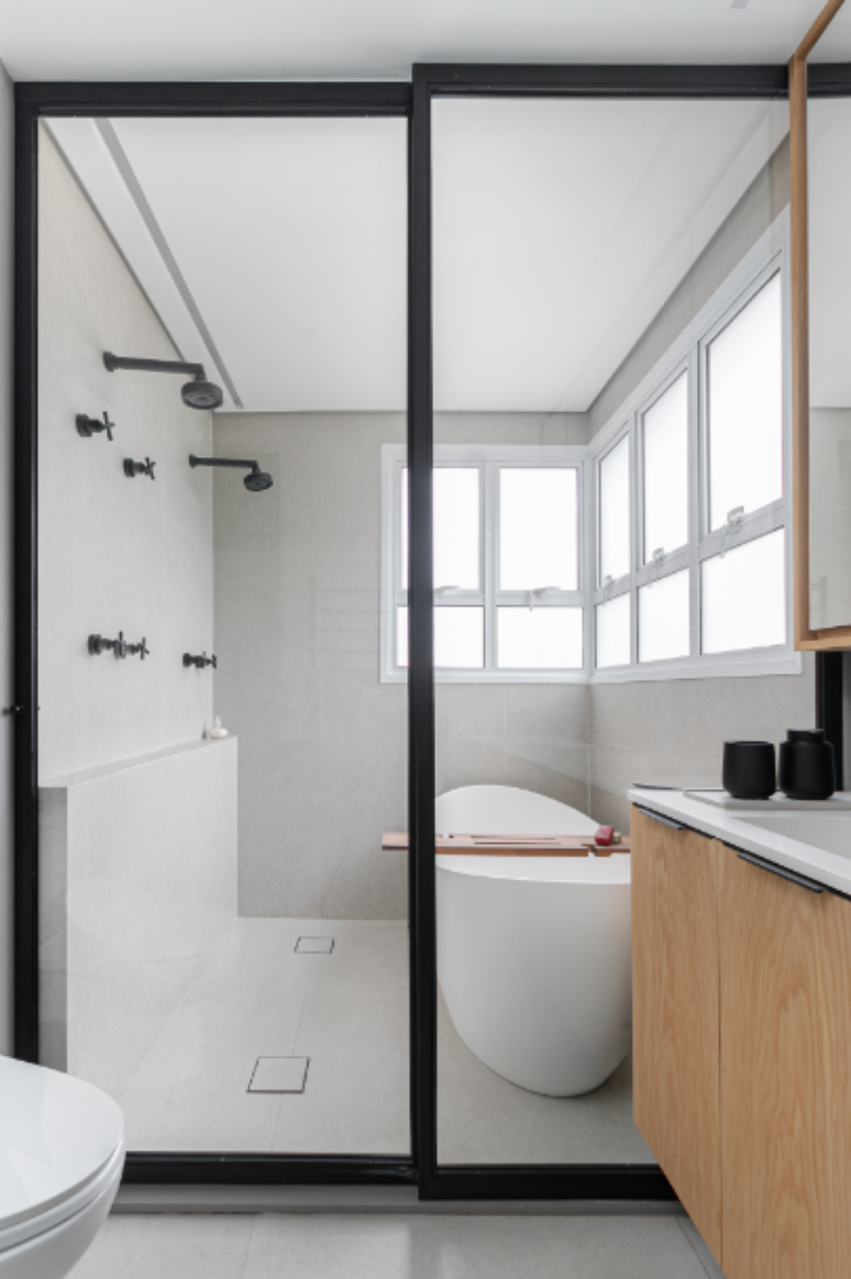 27. Box para banheiro: dois chuveiros + ralo oculto + banheira + metais black matte – Projeto: Duda Senna Arquitetura | Foto: Gisele Rampazzo