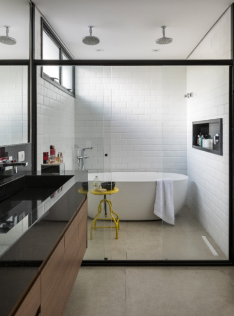 15. Box para banheiro: banheira integrada para um banho de spa em casa – Projeto: Mageste & Blinovas Arquitetura | Foto: Renato Navarro