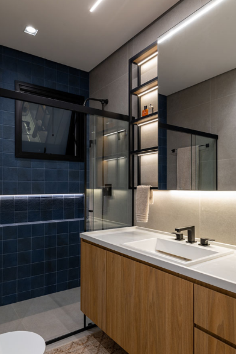 25. Box para banheiro: elegância com vidro temperado e armação preta – Projeto: Casullo Arquitetura | Foto: Adriano Pacelli