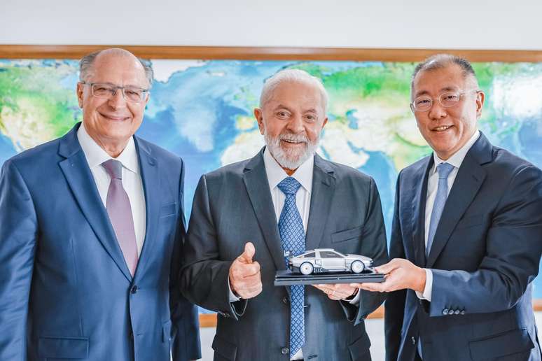 Lula e Alckmin com o CEO global da Hyundai, Euisun Chung