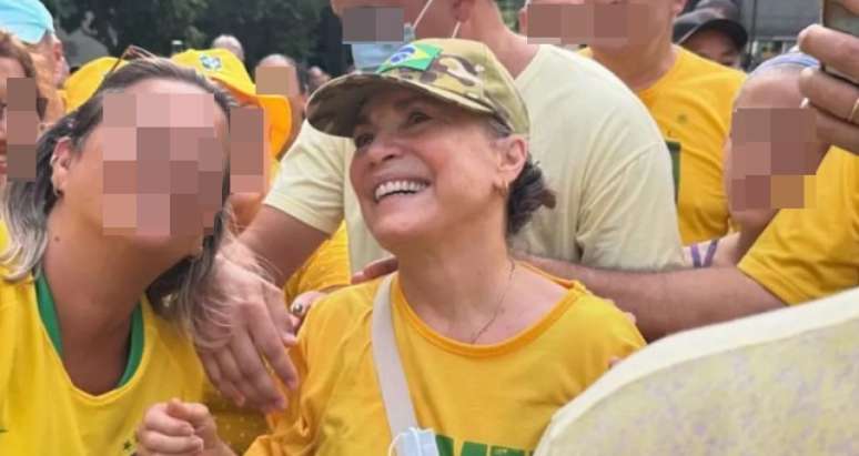 A atriz atendeu aos pedidos de selfies no meio da multidão de apoiadores de Bolsonaro na Av. Paulista