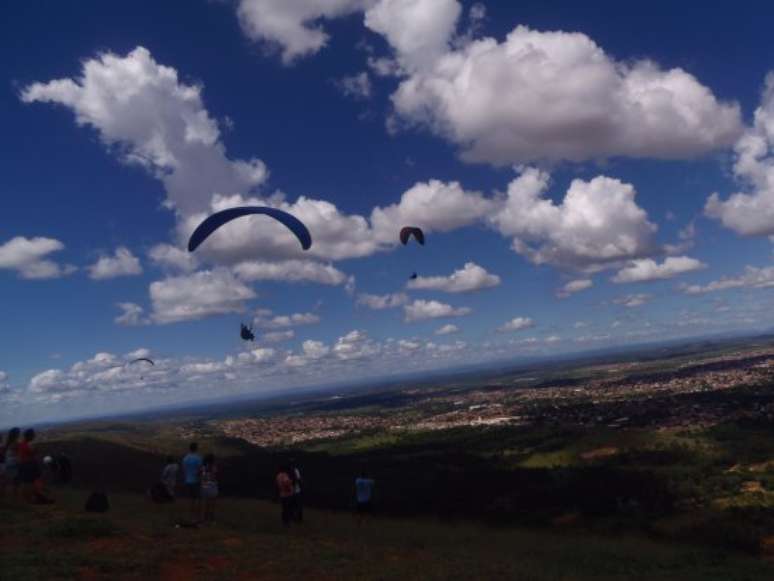 A região da Serra Santa Helena é conhecida pelos voos de parapente