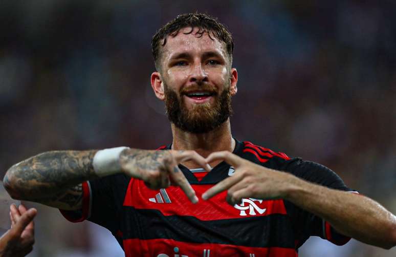 Léo Pereira comemora gol 