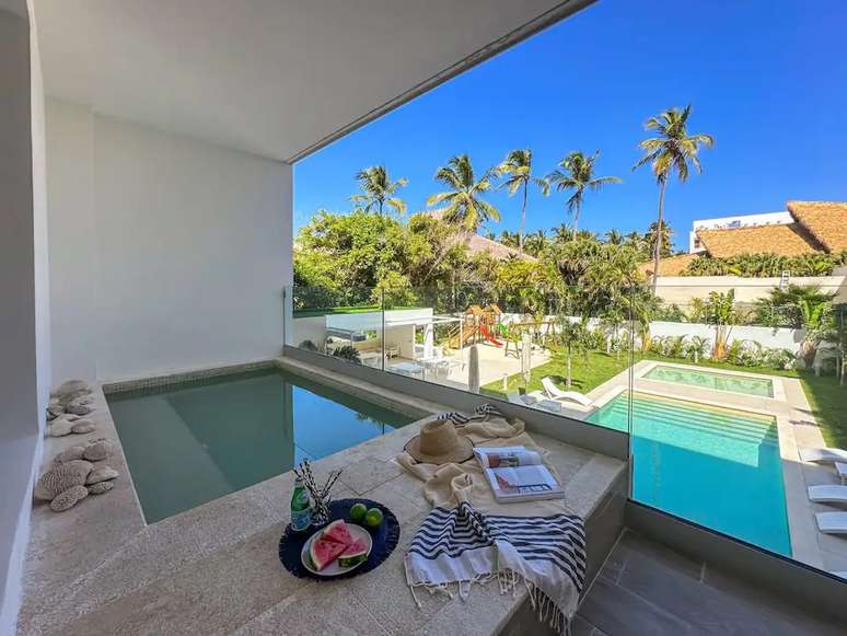 Esse apartamento a poucos metros da praia em Bávaro tem uma pequena piscina na varanda