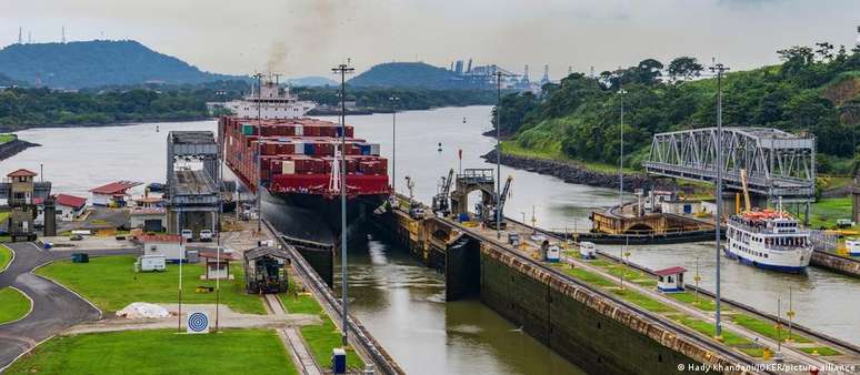 Navio durante a travessia do Canal do Panamá, onde os níveis de água estão baixos