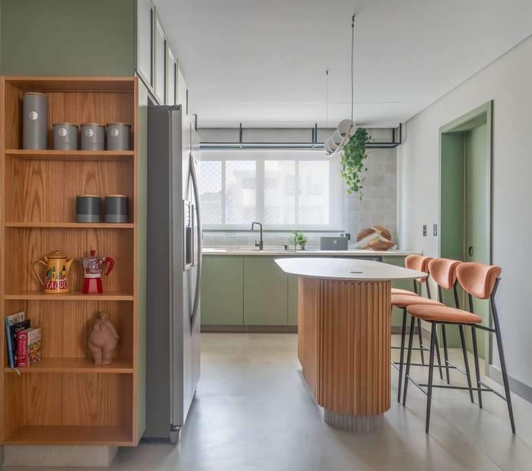 A porta de madeira pode servir de divis&atilde;o para a &aacute;rea de servi&ccedil;o Projeto: Mari Milani Arquitetura |