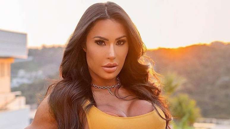 Gracyanne Barbosa shows off muscular thighs while applying cream to her legs