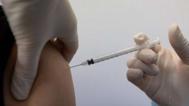 A vacinação é importante para frear novas infecções, segundo a OMS