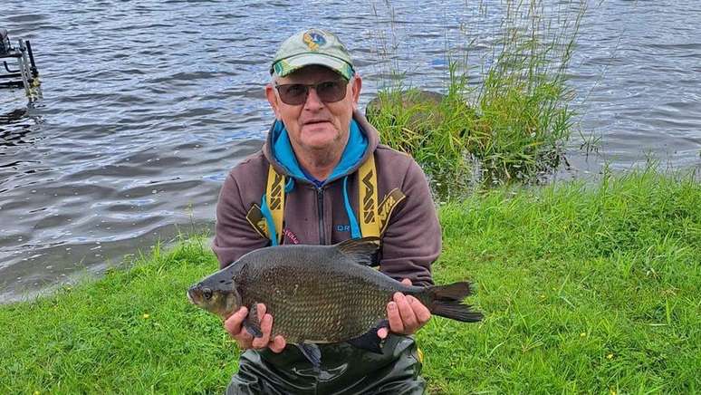 O pacu foi encontrado pelo empresário Steve Clinch, na Irlanda. Na foto, ele posa com outro peixe nas mãos