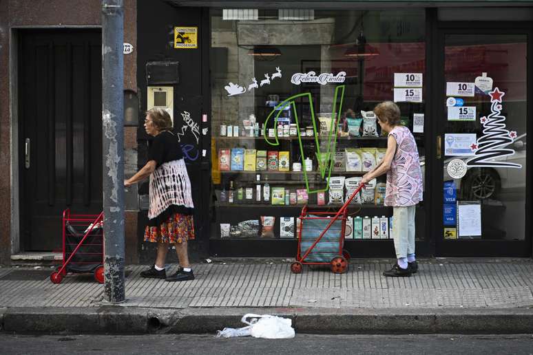 Com a moeda desvalorizada e os custos dos produtos altos, os argentinos fazem o que podem para driblar as dificuldades do dia a dia