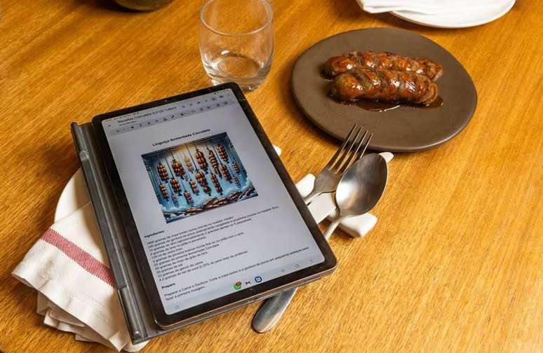 O tablet e as receitas definidas por inteligência artificial dos pratos servidos no restaurante Corrutela