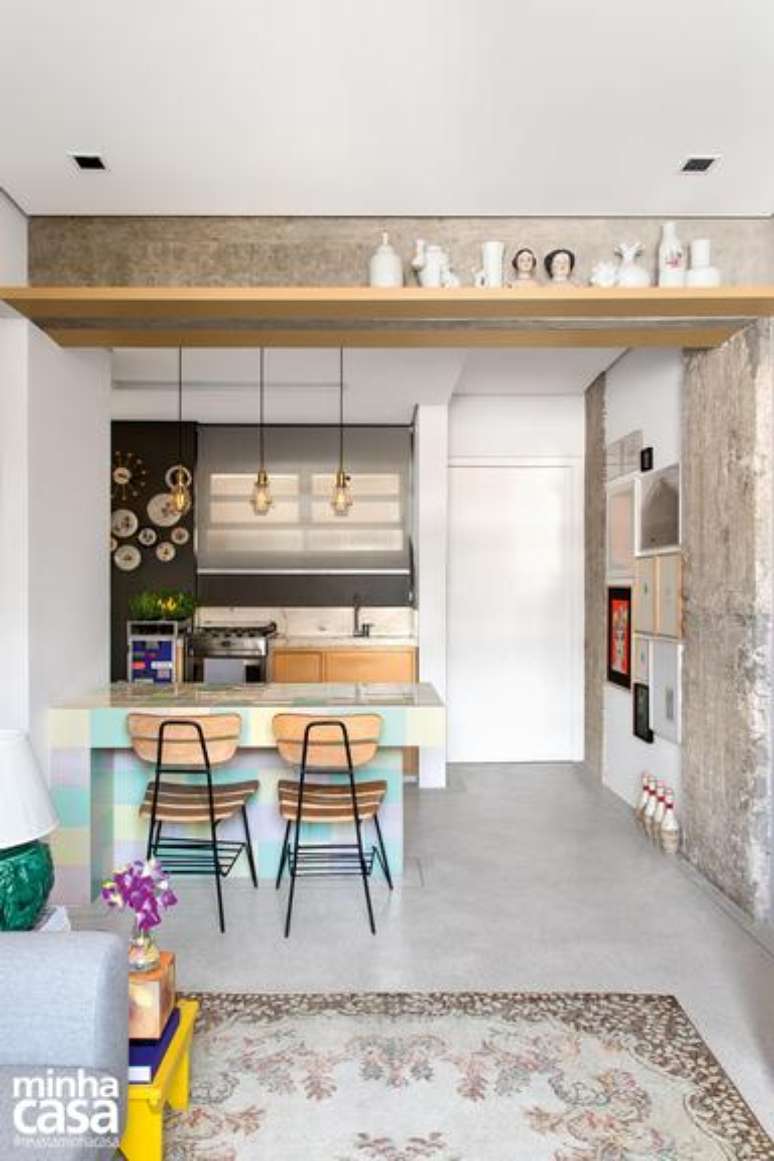 Optimizing the kitchen was one of the priorities: knocking down two walls improved the lighting, integrated the room into the living room and opened the way for the worktop that serves as a dining table. Optimizing the kitchen was one of the priorities: knocking down two walls improved the lighting, integrated the room into the living room and opened the way for the worktop that serves as a dining table.