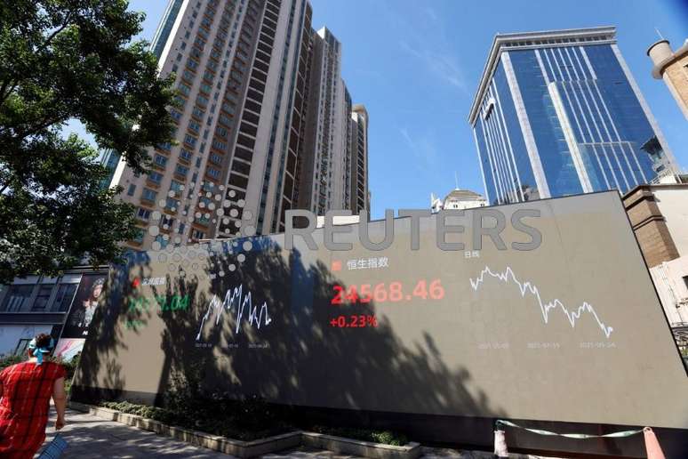 China and Hong Kong stocks tumble on profit-taking and real estate concerns
