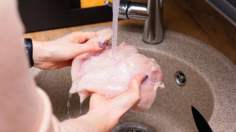 Lavar o frango cru traz riscos para a saúde