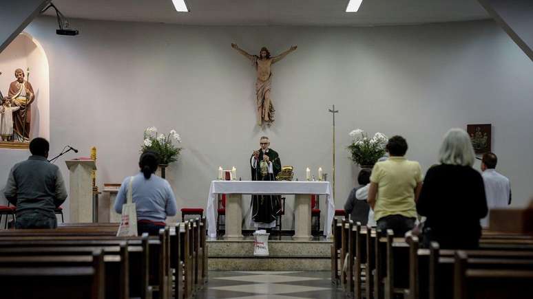 Pároco na Sagrada Família, na zona leste de São Paulo (SP), Licio recebe ali pessoas para a prevenção ou posvenção do suicídio