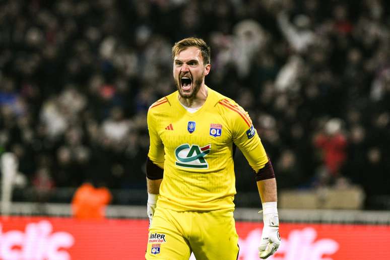 Lucas Perri celebra avanço do Lyon para as semifinais da Copa da França 