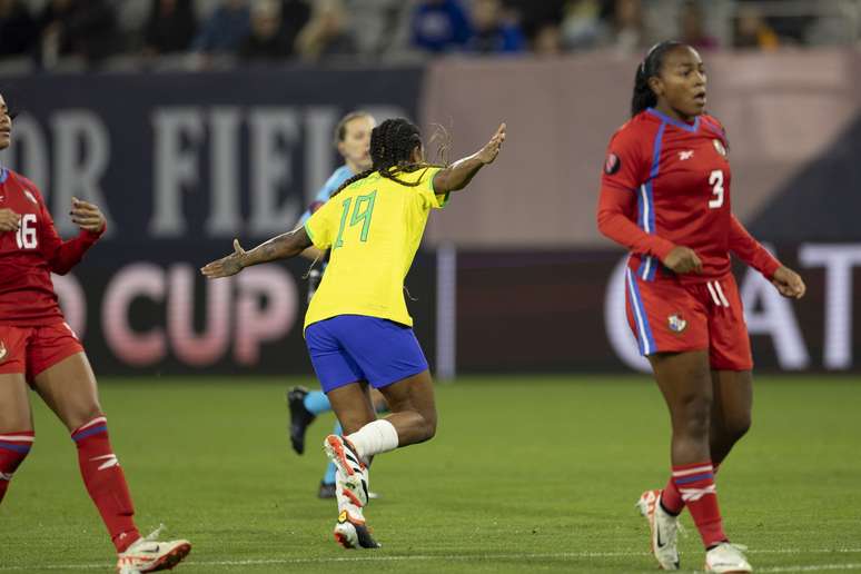Geyse comemora o primeiro gol marcado sobre o Panamá 