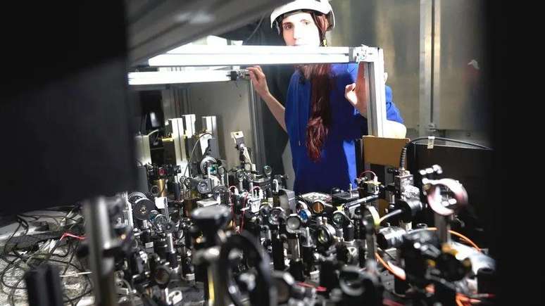 Lisa Goggler está entre os criadores de um complexo sistema de lasers para resfriar átomos de positrônio