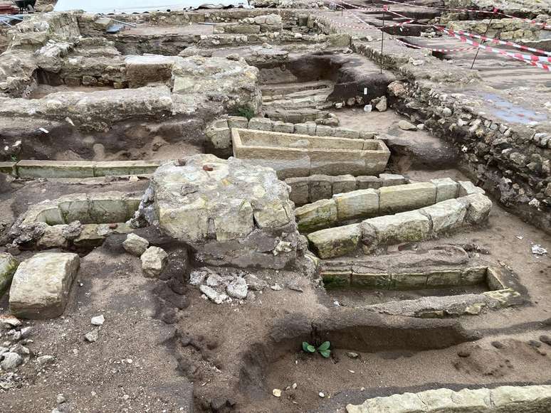Sarcófagos encontrados nas ruínas da Abadia de Beaumont — são mais de 1000 túmulos (Imagem: Jean Demerliac/Inrap)