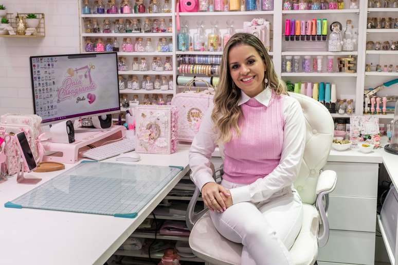 Daia Casagrande faz sucesso ensinado mulheres a confeccionar scrapbooks