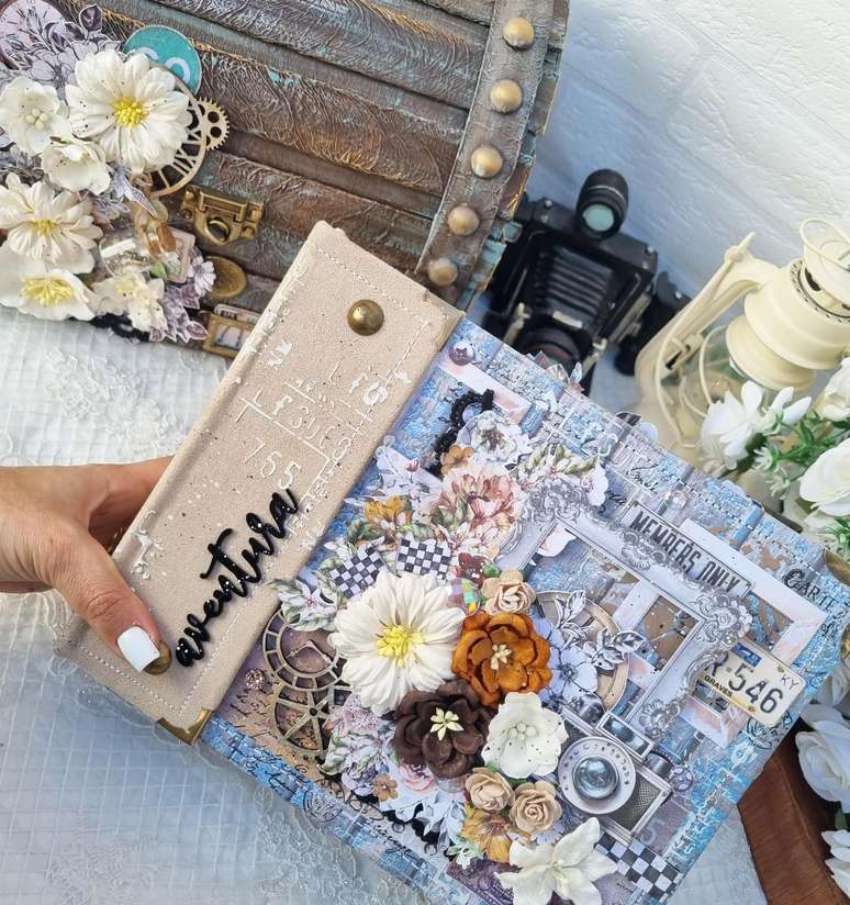 Scrapbooks são álbuns personalizados com recortes e memórias