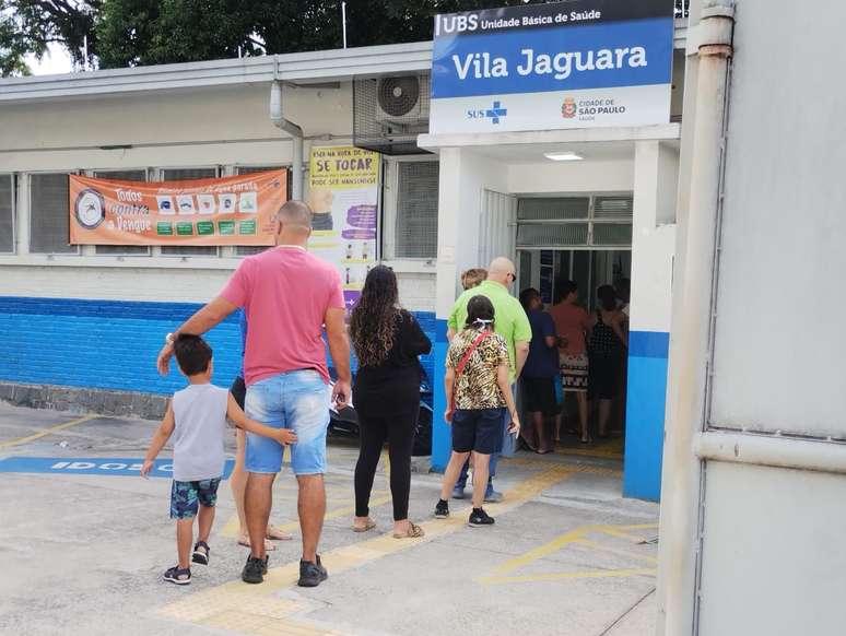 Ontem de manhã, fila não parou na UBS Jaguara. Número de pessoas com sintomas e confirmação de dengue aumentou muito