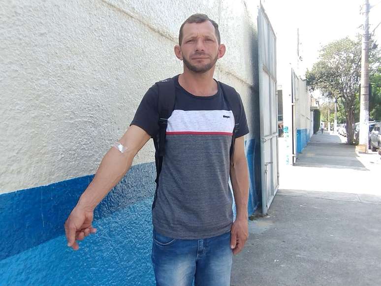 Antônio Nascimento Urquiza acordou cedo para trabalhar, mas não conseguiu. Ele mostra braço usado para exame de sangue, que diagnosticou dengue