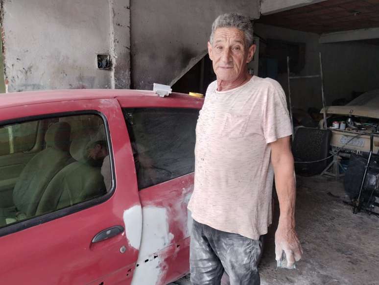 O funileiro Nivaldo Marques, que teve dengue, costuma matar mosquitos, colocar em cima do capô do carro e chamar os vizinhos para ver