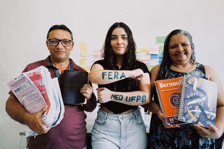 Filha de gari e vigia usa livros doados para estudar e é aprovada em Medicina.