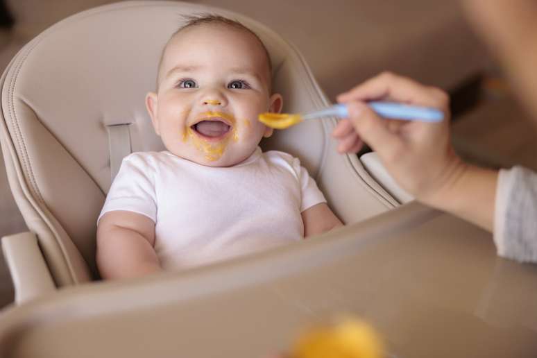 É preciso oferecer pelo menos 11 vezes um determinado alimento ao bebê, mesmo que ele seja recusado