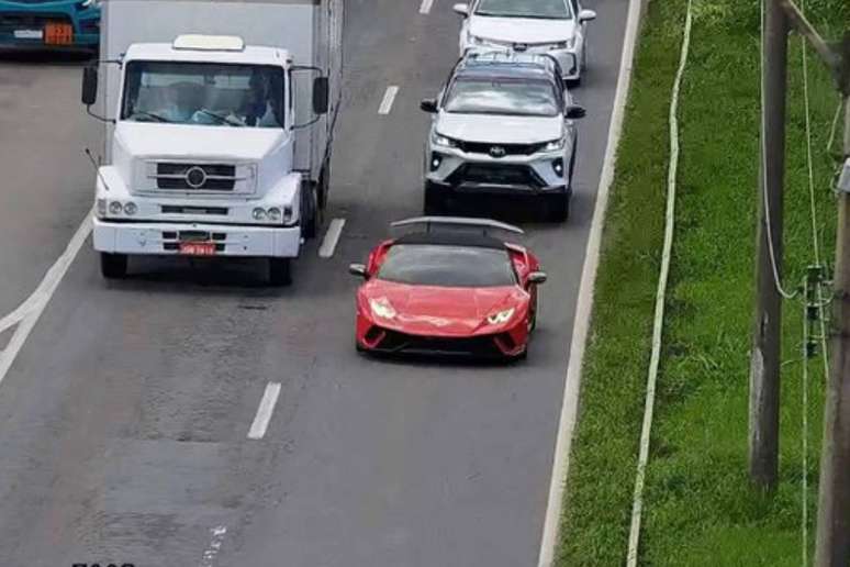 Lamborghini é parada pela polícia após motorista dar calote em