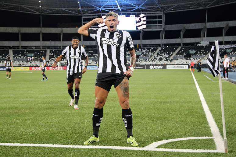 Tiquinho Soares comemorando seu gol diante do Aurora. 