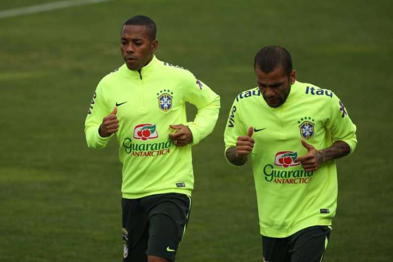 Robinho e Daniel Alves foram companheiros de seleção brasileira