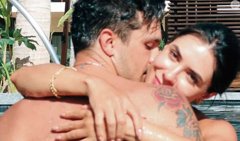 Jade Magalhães mostra 1ª foto com Luan Santana após cantor confirmar reconciliação e casal surge agarradinho em piscina.