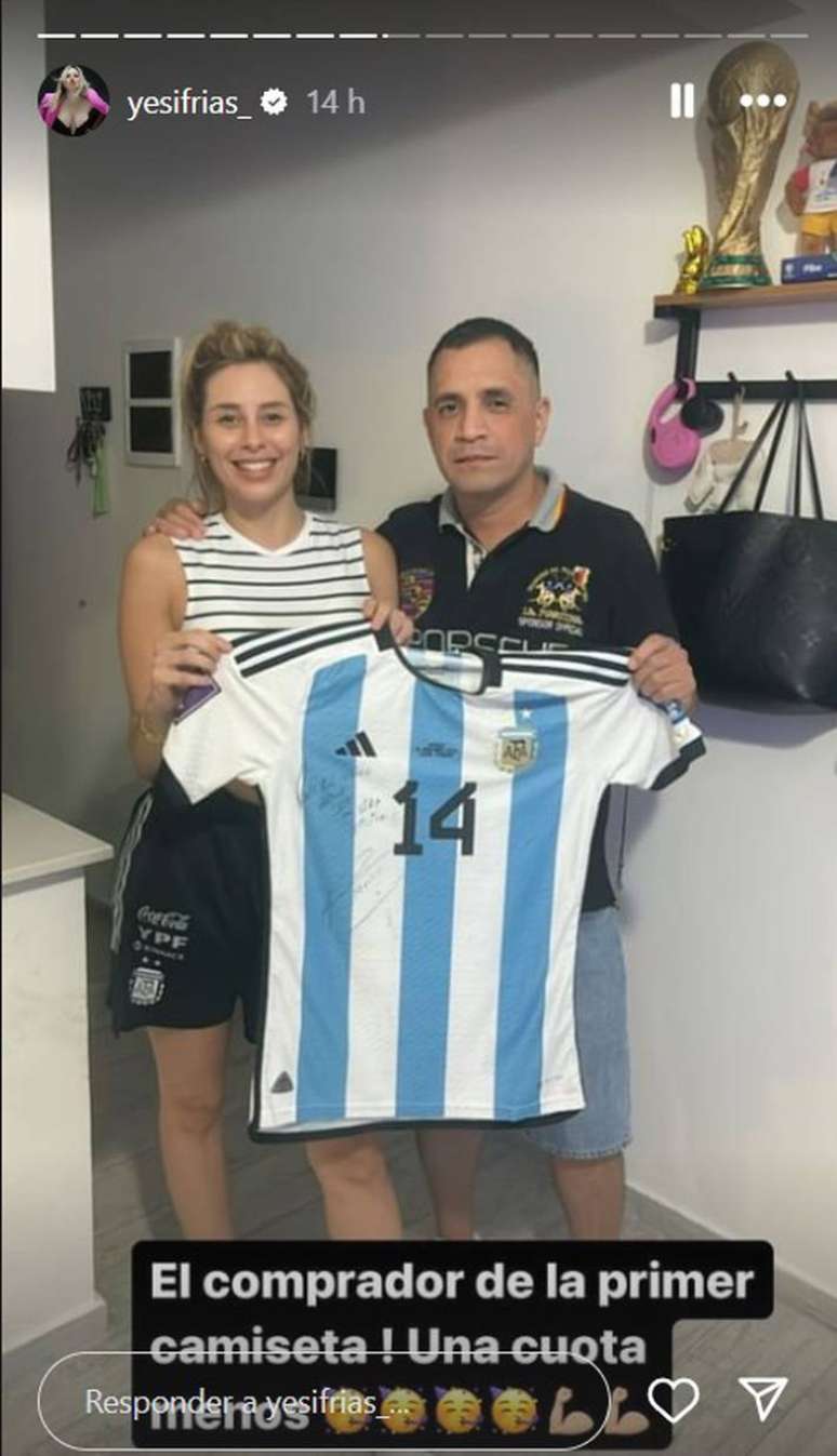 Y&eacute;sica postou comprador da camisa e comemorou a venda.