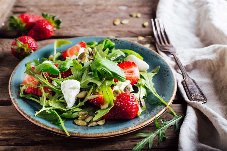 Salada de rúcula com morango 