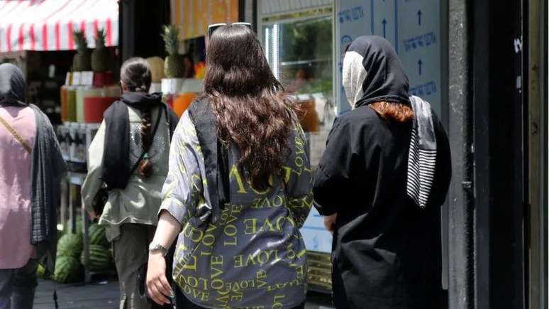 Recusar-se a usar o hijab em público pode levar à prisão, mas muitas mulheres estão preparadas para correr esse risco