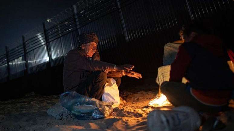 Muitos moradores de Rafah, em Gaza, vivem em tendas e sofrem com o frio à noite