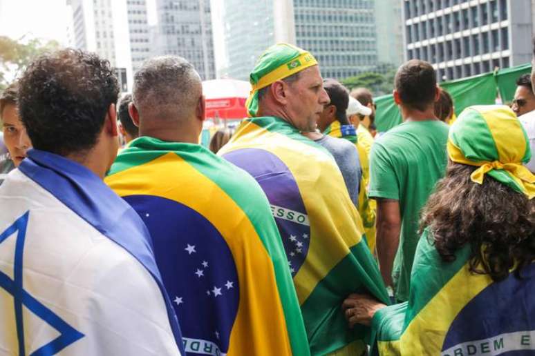 Manifestantes trajam bandeira de Israel durante ato pró-Bolsonaro na Avenida Paulista