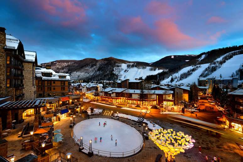 A pista de patina&ccedil;&atilde;o da Solaris Plaza &eacute; o cora&ccedil;&atilde;o de Vail Village