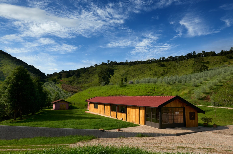 As montanhas embelezam a paisagem na fazenda do Azeite Sabiá