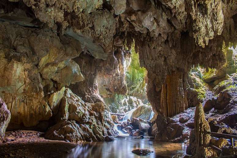 O rio que passa dentro da caverna guia visitantes até a cachoeira