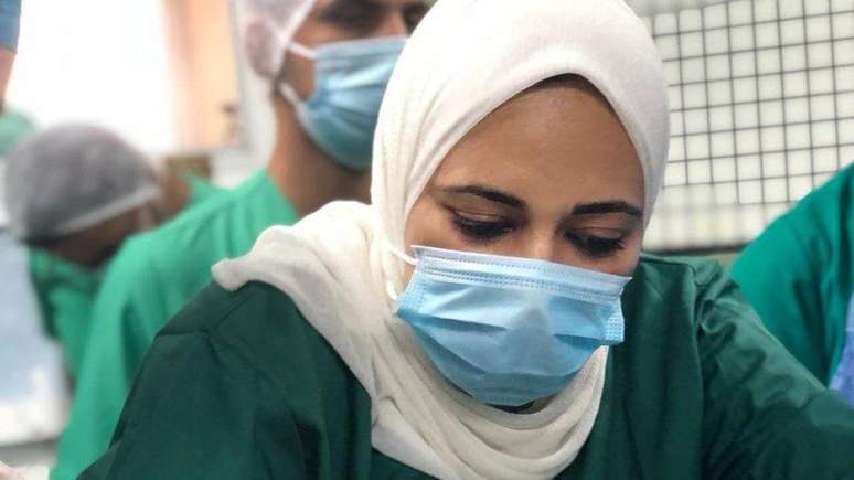 Nagham Mezied atende um paciente no Hospital dos Mártires de al-Aqsa, em Deir al-Balah